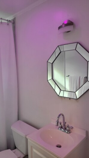 SĂšche-cheveux, serviettes fournies, savon, papier toilette