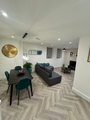Living area - Bright & Spacious Apartment in St Albans (St Albans)