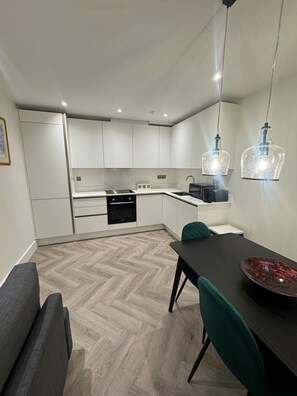 Fridge, microwave, oven, stovetop - Bright & Spacious Apartment in St Albans (St Albans)