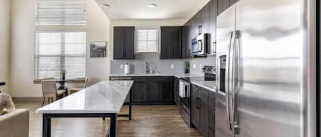 冷蔵庫、ダイニングテーブル