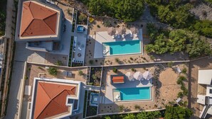 A modern resort with two swimming pools, sun loungers, and a landscaped garden. - Villa Moana on Krk - Crovillas (Vrbnik)