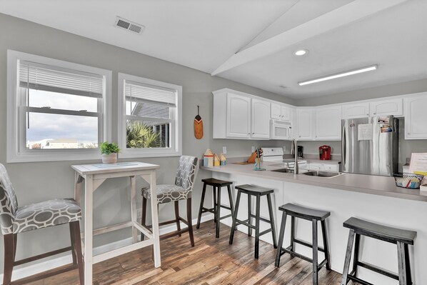 ثلاجة، ميكروويف، فرن، موقد طهي مسطح