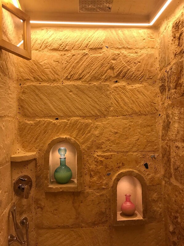 Regadera, secadora de cabello, bidet, toallas 