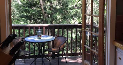 Magic Love Nest - 5 min from village. Stream below.