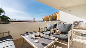 Outdoor dining - Bright and modern 2 Bed Apartment in Vale de Parra (Guia)