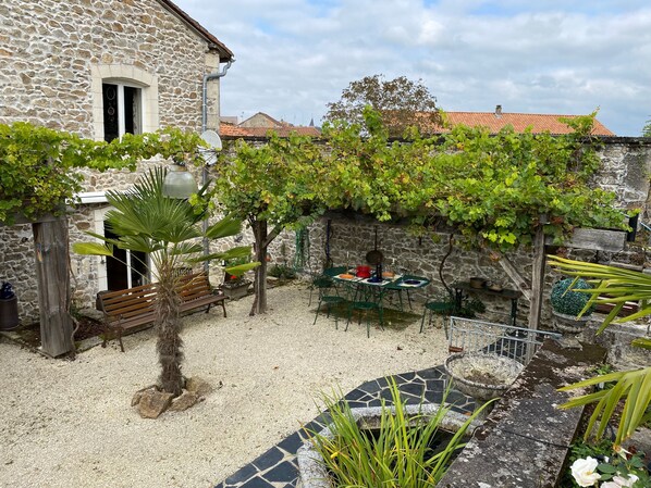 Outdoor dining - Maison de Reves in Piéguts Pluviers w/ Pool (Piégut-Pluviers)