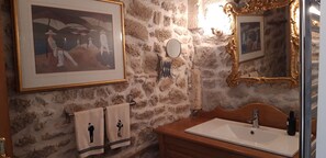 Shower, hair dryer, towels, soap - Maison de Reves in Piéguts Pluviers w/ Pool (Piégut-Pluviers)