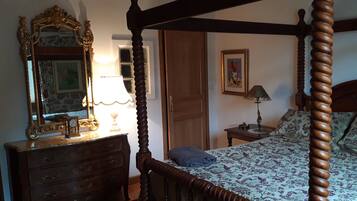 3 slaapkamers, een strijkplank/strijkijzer, wifi, beddengoed