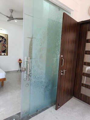 Een douche, handdoeken, zeep, shampoo