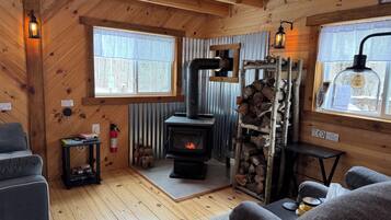 Cheminée, livres, écrans d'ordinateur