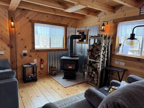 Cheminée, livres, écrans d'ordinateur