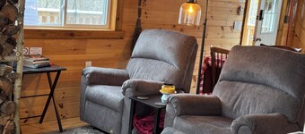 Cozy cabin on 30 acres just minutes from The Wilds with AC, WiFi