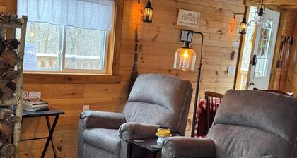 Cozy cabin on 30 acres just minutes from The Wilds with AC, WiFi