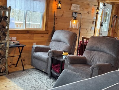 Cozy cabin on 30 acres just minutes from The Wilds with AC, WiFi