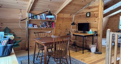 Cozy cabin on 30 acres just minutes from The Wilds with AC, WiFi