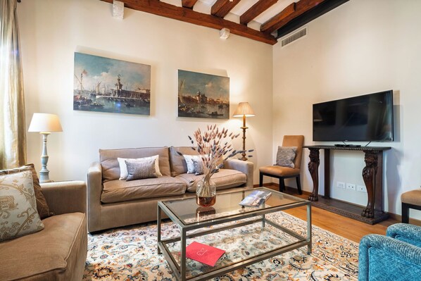 Superior Apartment, 2 Bedrooms, Canal View | Living area