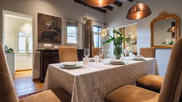 Leilighet – superior, 2 soverom, kanalutsikt | Spisestue