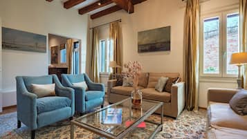 Leilighet – superior, 2 soverom, kanalutsikt | Oppholdsområde | Flatskjerm-TV