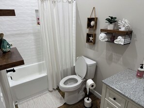 Haartrockner, Handtücher, Seife, Toilettenpapier