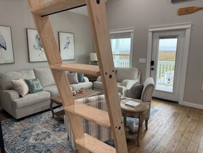 Smart TV, books, music library - Beach house w/ breathtaking sunset views - Romantic getaway or family retreat! (Gilchrist)