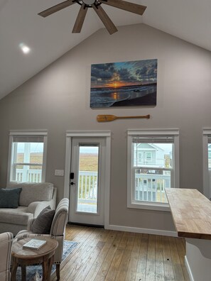 Smart TV, books, music library - Beach house w/ breathtaking sunset views - Romantic getaway or family retreat! (Gilchrist)