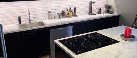 Micro-ondes, four, plaque de cuisson, lave-vaisselle