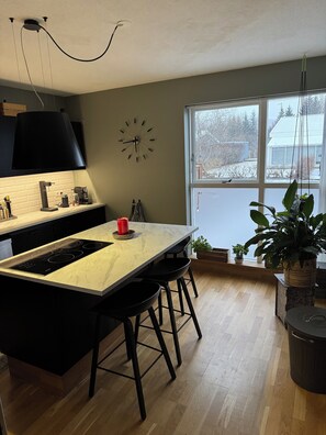 Microondas, horno, placa de cocina, lavavajillas