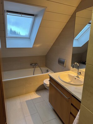 Shower, hair dryer, towels, soap - Family house in Mosfellsbær (Mosfellsbær)