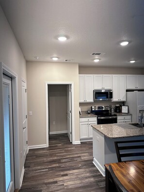 Private kitchen - Charming 3-bedroom 2-bath new build in the heart of crestview (Crestview)