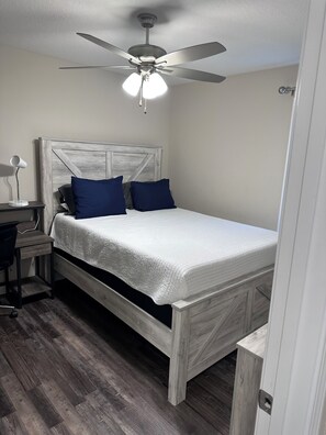 3 bedrooms, WiFi, bed sheets - Charming 3-bedroom 2-bath new build in the heart of crestview (Crestview)