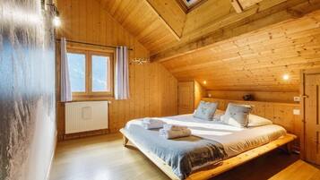 5 bedrooms, iron/ironing board, WiFi, bed sheets