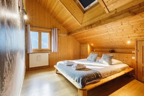 5 bedrooms, iron/ironing board, WiFi, bed sheets