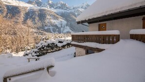 Een besneeerd berglandschap met een chalet.