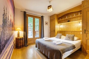 5 bedrooms, iron/ironing board, WiFi, bed sheets