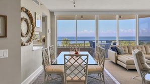 A spacious balcony with a clear view of the sea, a dining area with a glass table, and a comfortable seating arrangement. - 2/2 Bay Front Condo, Pool, Private Beach Access (Longboat Key)