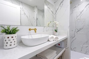 Dusche, Haartrockner, Handtücher