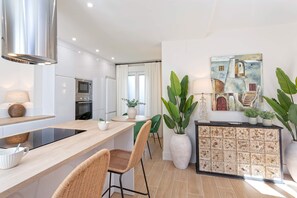 Microwave, oven, dishwasher, coffee/tea maker