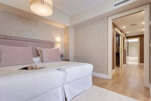 4 habitaciones, tabla de planchar con plancha, wifi y ropa de cama 