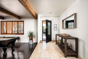 Interior - Peak View Paradise: Sports court & Lush grounds (Scottsdale)