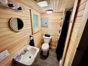 Ducha, toallas, jabón y papel higiénico