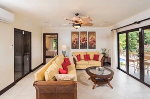 Téléviseur connecté, lecteur de DVD, livres, chaîne audio