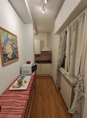 Kühlschrank, Mikrowelle, Herdplatte, Wasserkocher mit Kaffee-/Teezubehör