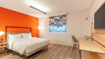 Cofres nos quartos, individualmente mobiliados, escrivaninha