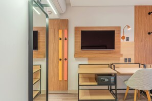 In-room safe, individually furnished, desk, laptop workspace - Tru by Hilton Chapecó (Chapecó)