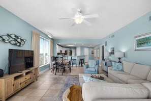 TV - Spacious Gulf front 2BR sleeps 6 stunning views pool beach access! (Destin)