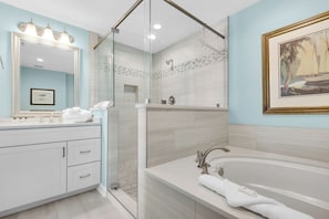 Shower, towels - Spacious Gulf front 2BR sleeps 6 stunning views pool beach access! (Destin)