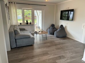 Télévision, baby-foot, livres