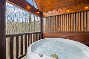 Outdoor spa tub - Cozy Mountain Retreat 5 Min from Smokies Entrance. (Sevierville)