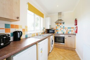 Fridge, microwave, oven, dishwasher - Birdham Four - sleeps 4 guests  in 2 bedrooms (Bembridge)