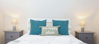 Birdham Four - sleeps 4 guests in 2 bedrooms